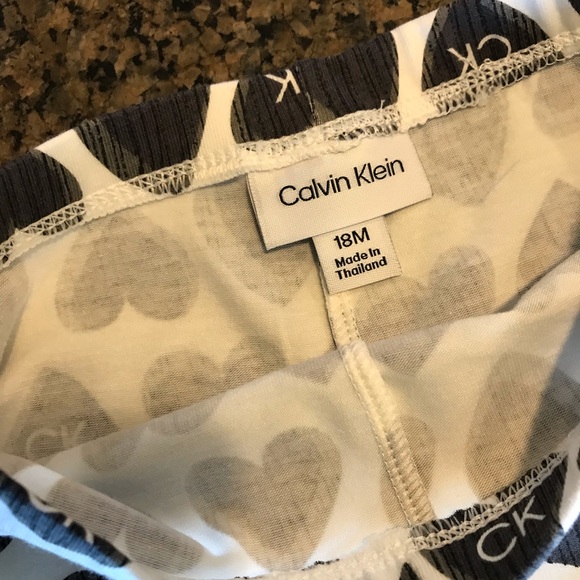 Calvin Klein 2 piece set.  Heart leggings sand top. Baby clothes NWT size 18M - Picture 7 of 9